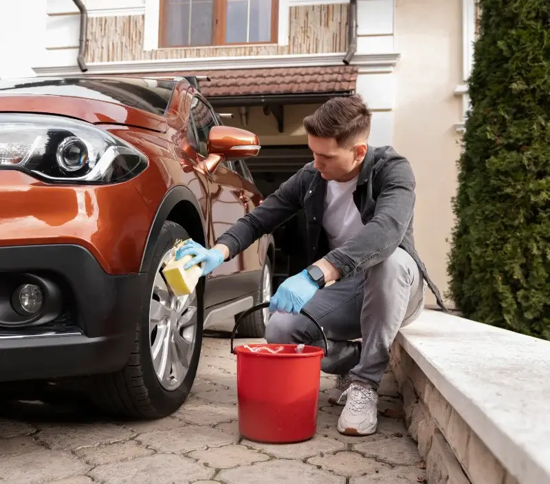 Lavage auto à domicile Mésanger : professionnel intervenant sur un véhicule
